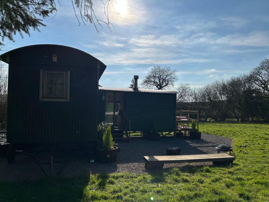 Shepherds Hut In Enclosed Field Chalet *
