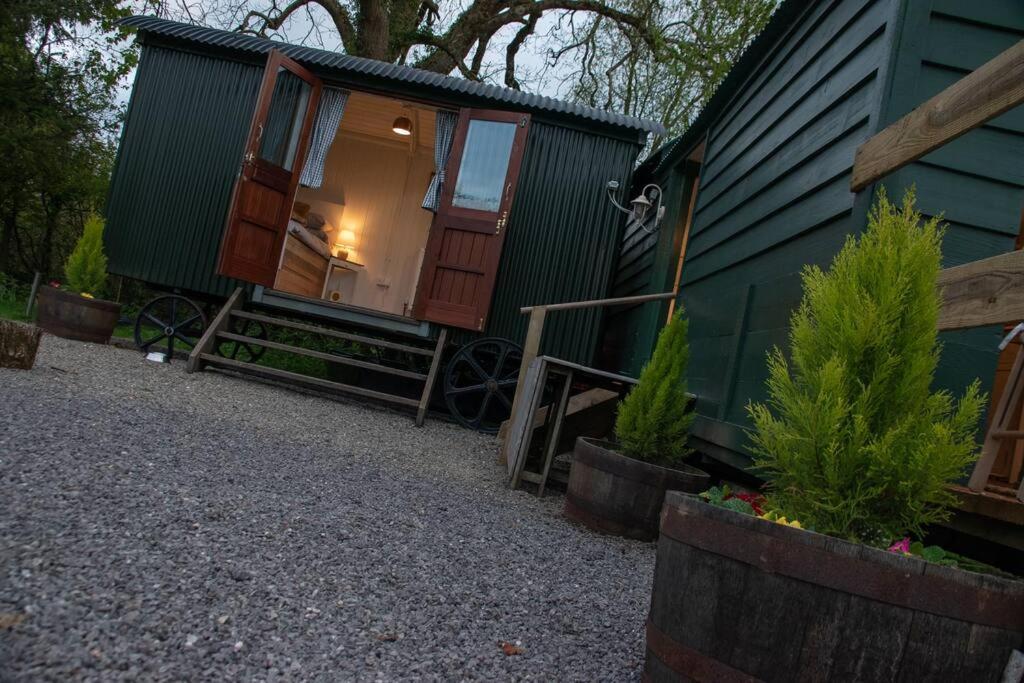 Chalet Shepherds Hut In Enclosed Field Cardiff