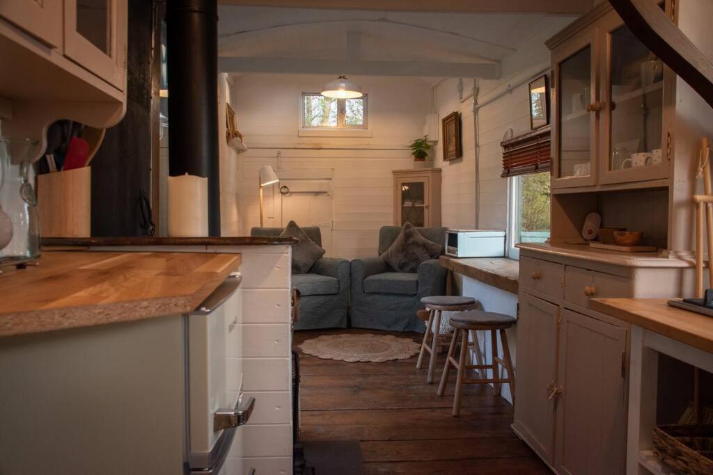 Chalet Shepherds Hut In Enclosed Field Cardiff