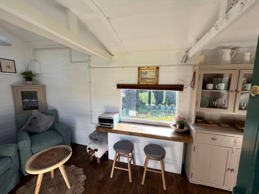 Shepherds Hut In Enclosed Field Chalet Cardiff