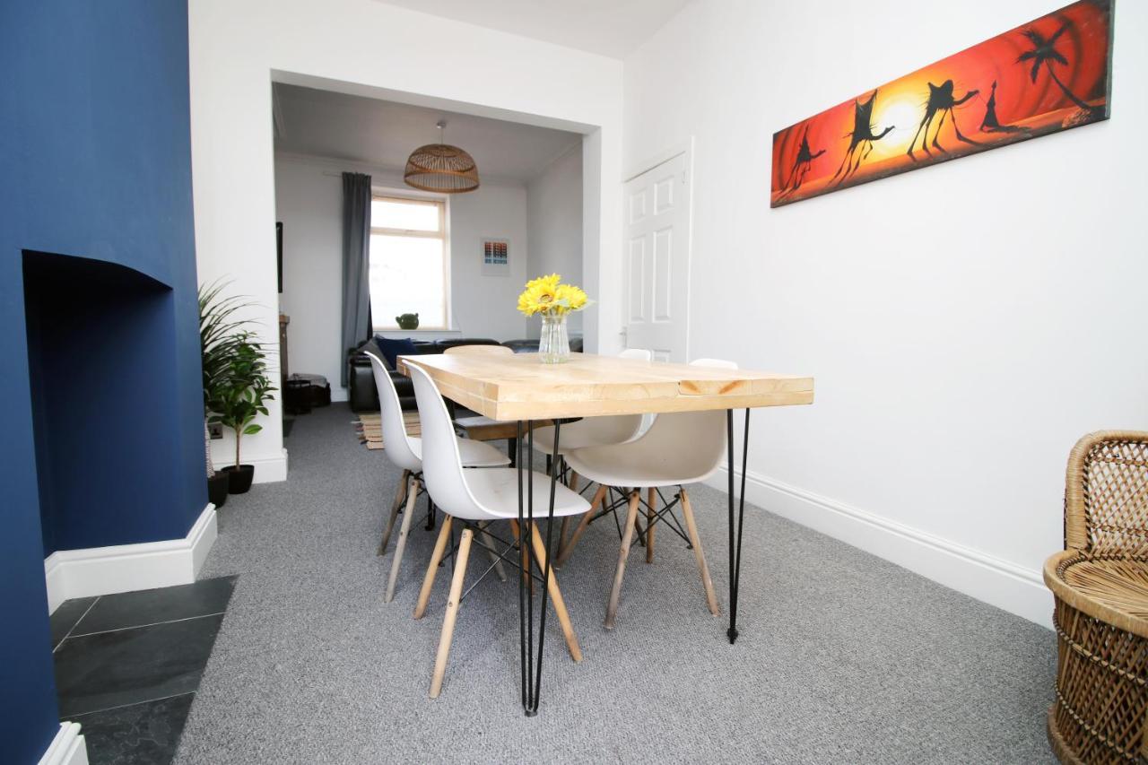 - 3 Bedroom - Free Parking - Walk To Shopping Town Centre And Castle *