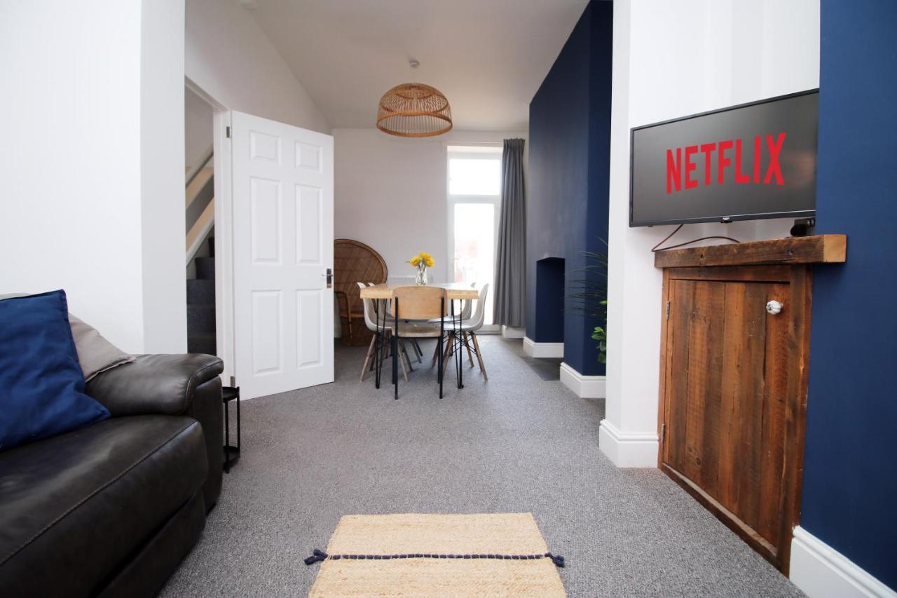 Holiday home - 3 Bedroom - Free Parking - Walk To Shopping Town Centre And Castle