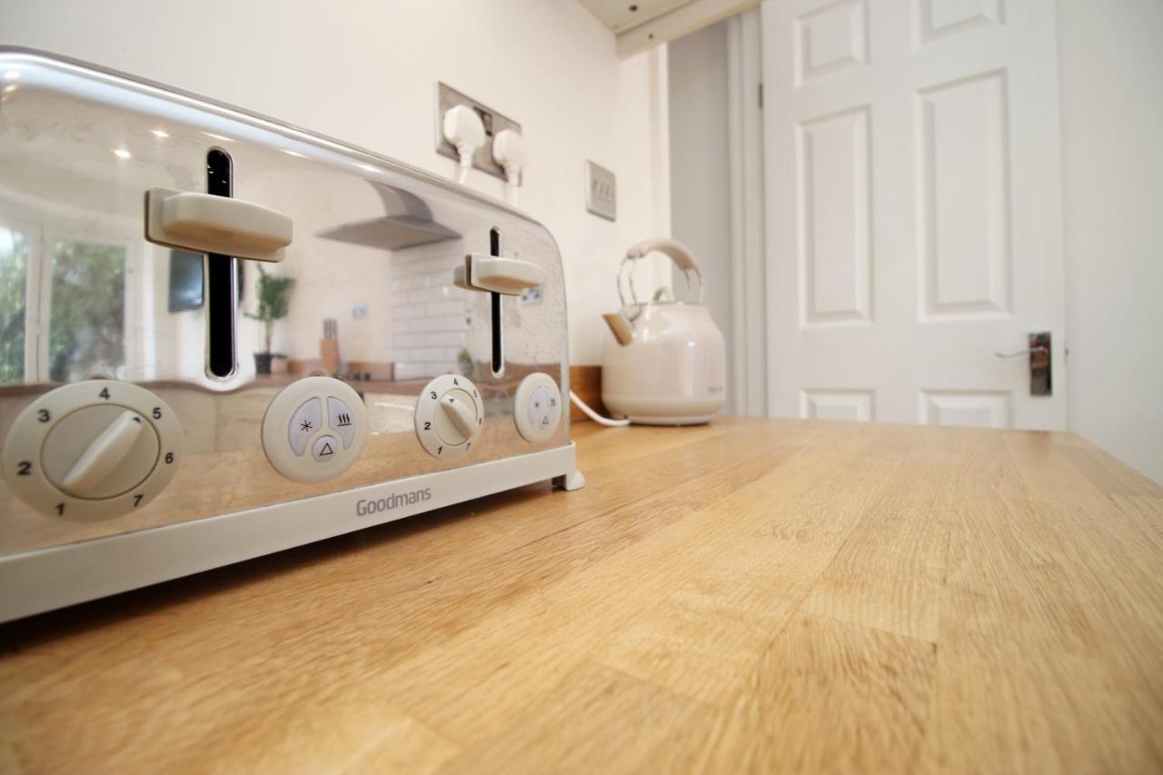 Holiday home - 3 Bedroom - Free Parking - Walk To Shopping Town Centre And Castle