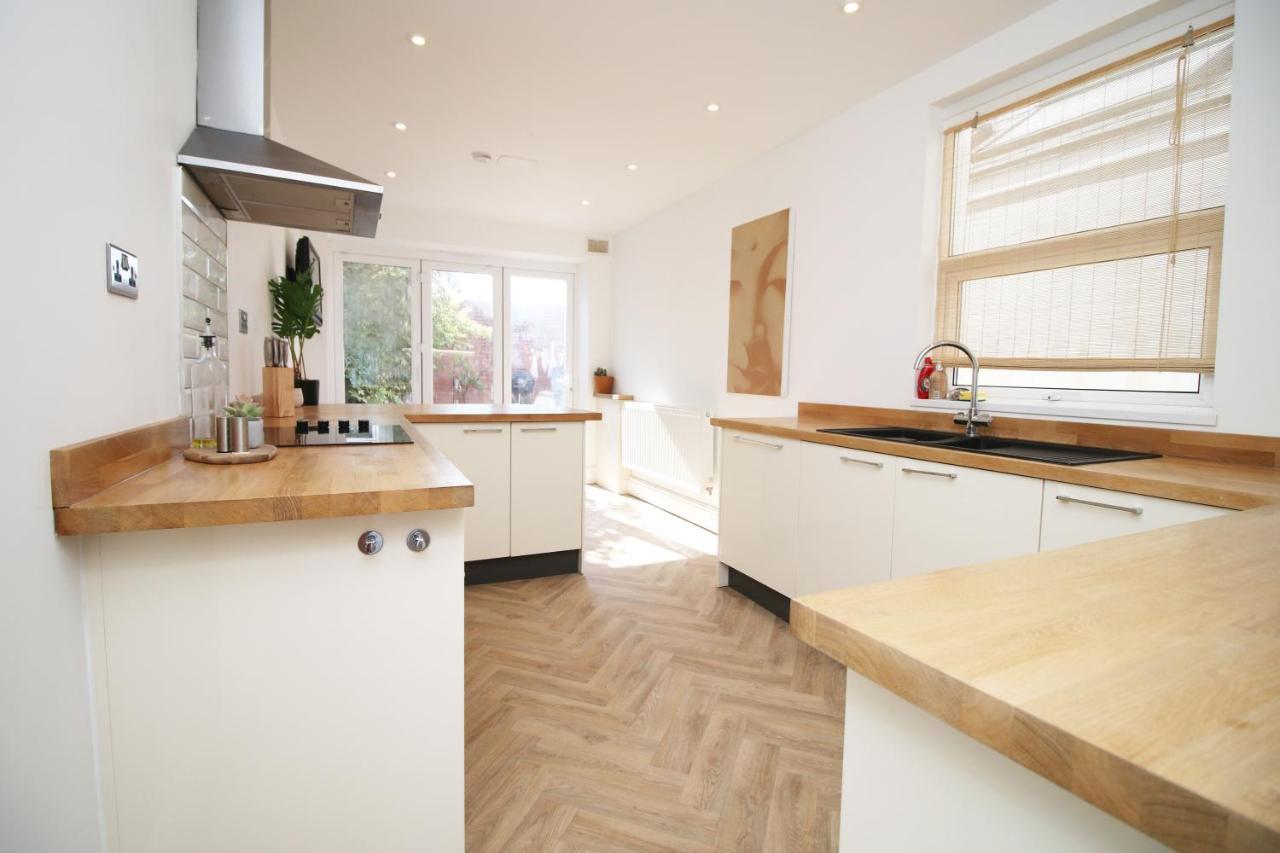 - 3 Bedroom - Free Parking - Walk To Shopping Town Centre And Castle Holiday home