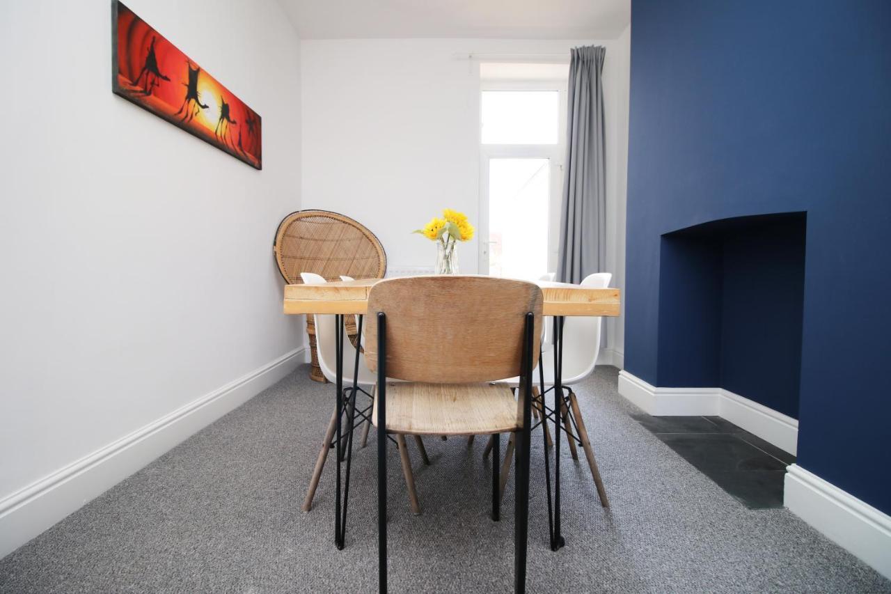 - 3 Bedroom - Free Parking - Walk To Shopping Town Centre And Castle *