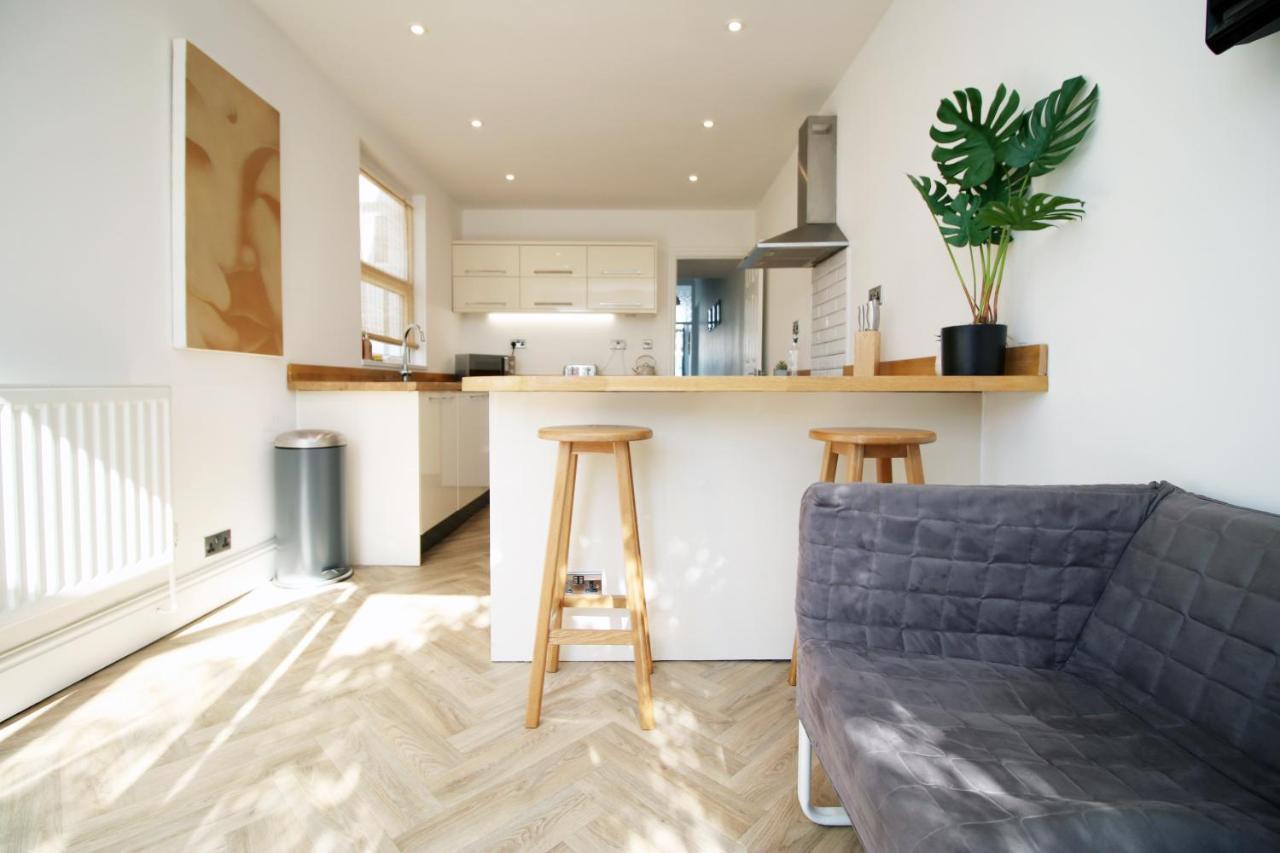 - 3 Bedroom - Free Parking - Walk To Shopping Town Centre And Castle Holiday home Cardiff
