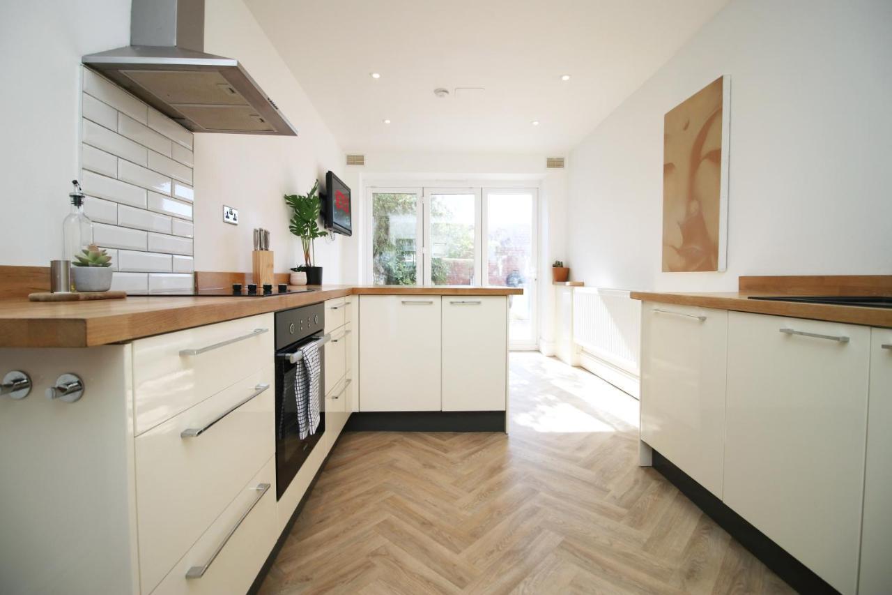 Holiday home - 3 Bedroom - Free Parking - Walk To Shopping Town Centre And Castle Cardiff