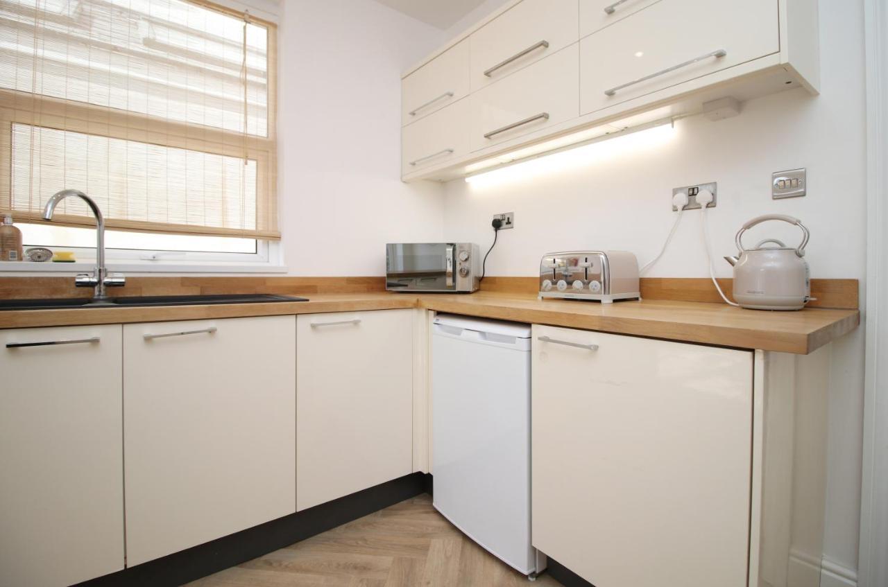 - 3 Bedroom - Free Parking - Walk To Shopping Town Centre And Castle Holiday home Cardiff