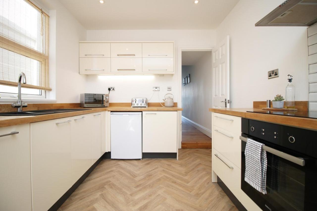 - 3 Bedroom - Free Parking - Walk To Shopping Town Centre And Castle