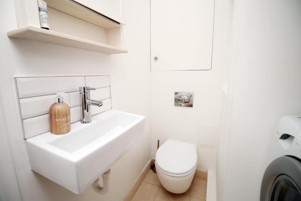 - 3 Bedroom - Free Parking - Walk To Shopping Town Centre And Castle *