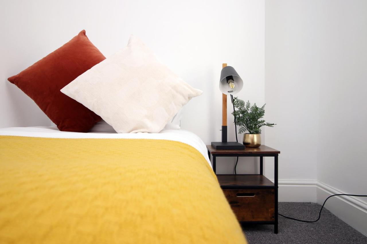 Holiday home - 3 Bedroom - Free Parking - Walk To Shopping Town Centre And Castle Cardiff