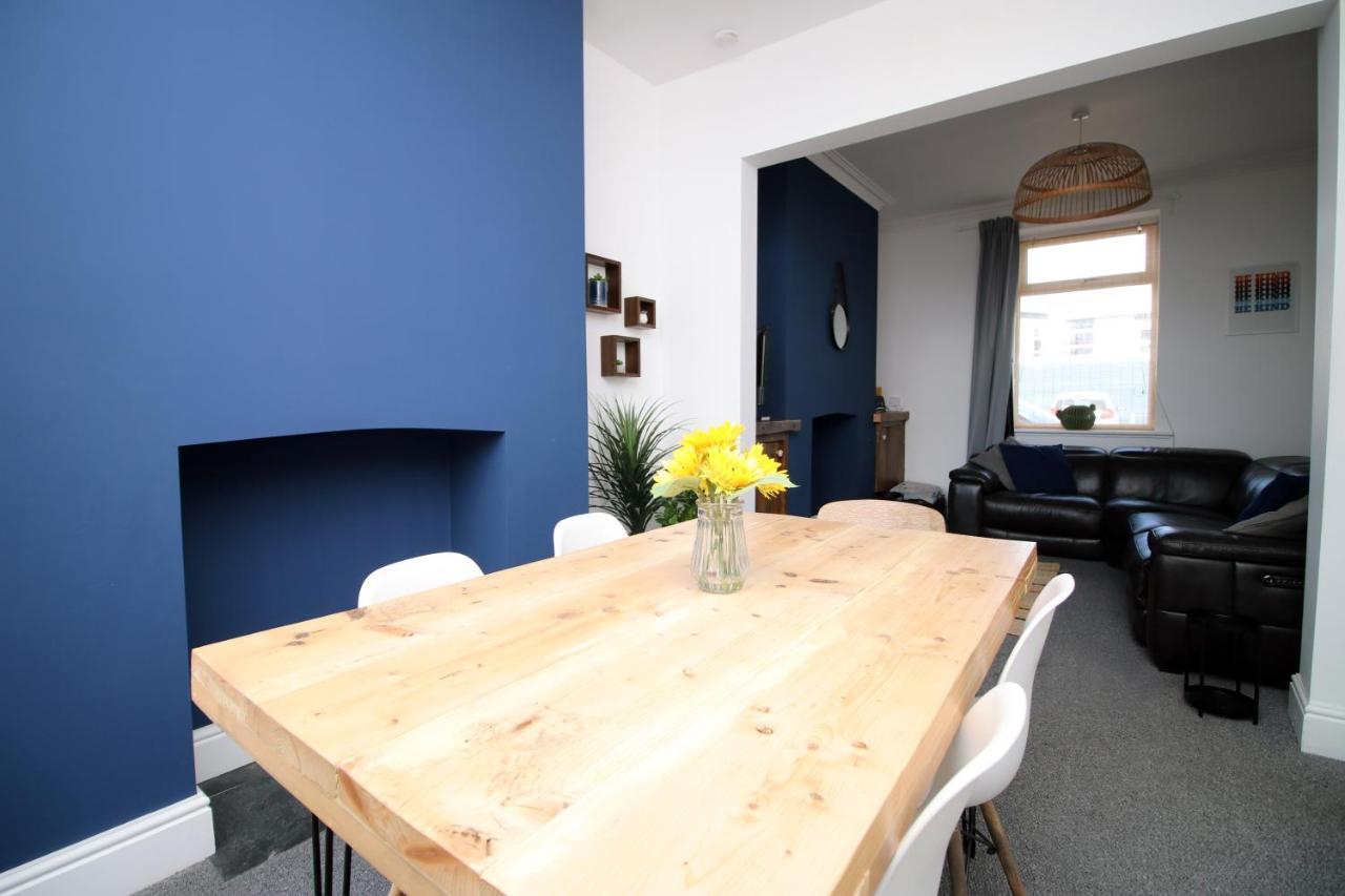 - 3 Bedroom - Free Parking - Walk To Shopping Town Centre And Castle Holiday home *