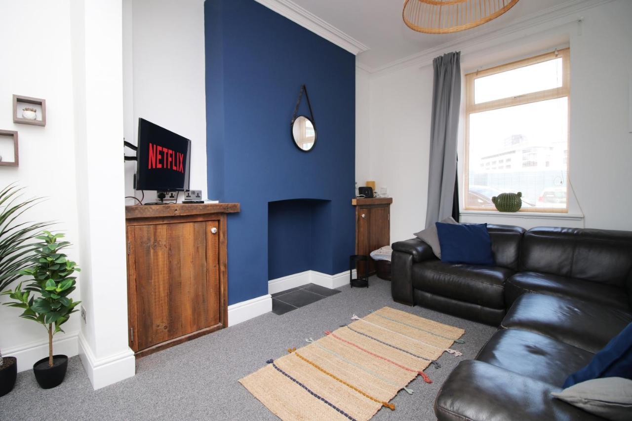 - 3 Bedroom - Free Parking - Walk To Shopping Town Centre And Castle Holiday home