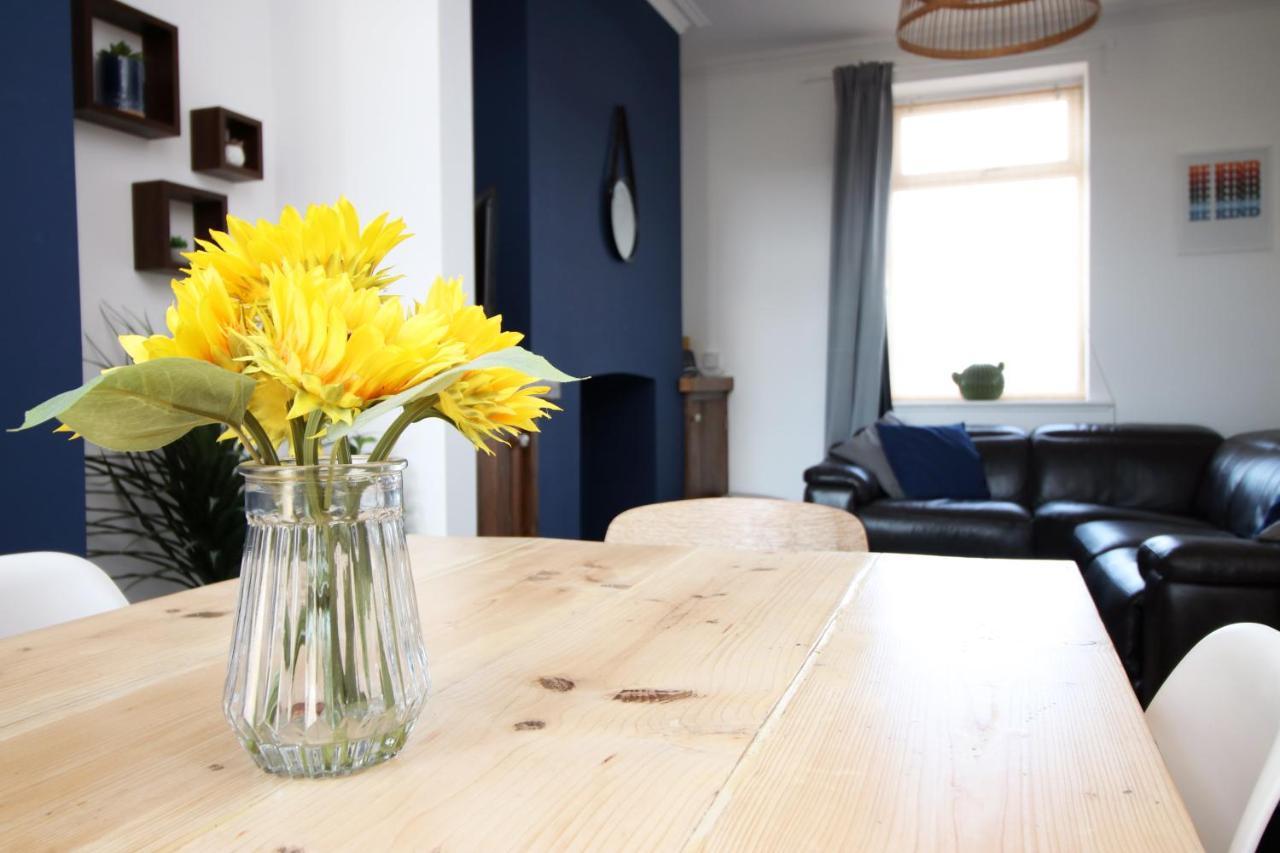 - 3 Bedroom - Free Parking - Walk To Shopping Town Centre And Castle