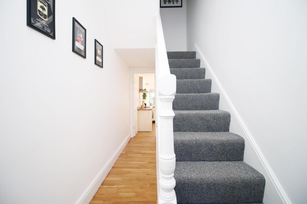 Holiday home - 3 Bedroom - Free Parking - Walk To Shopping Town Centre And Castle