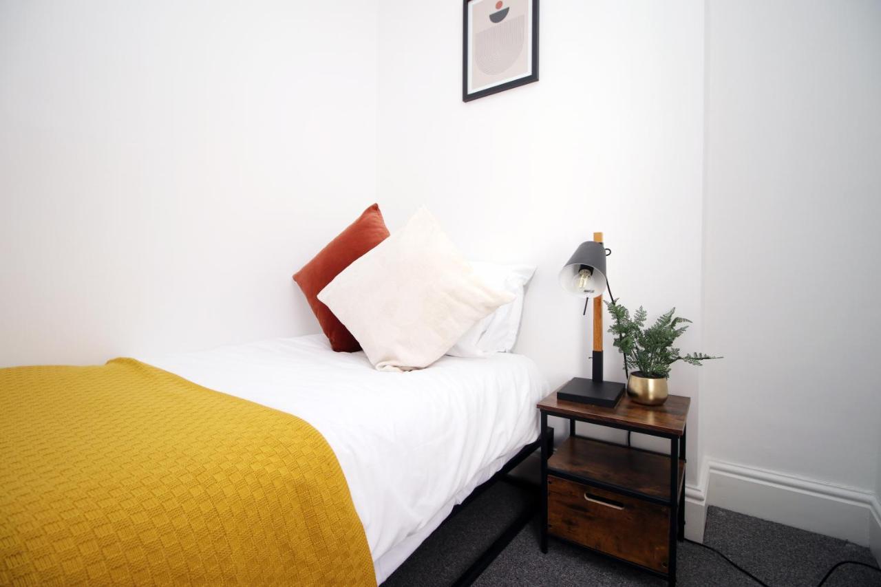 - 3 Bedroom - Free Parking - Walk To Shopping Town Centre And Castle Holiday home