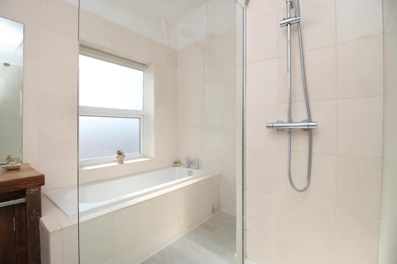 - 3 Bedroom - Free Parking - Walk To Shopping Town Centre And Castle Holiday home
