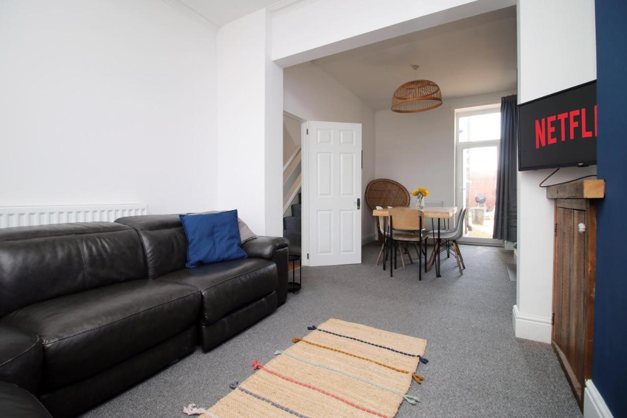 Holiday home - 3 Bedroom - Free Parking - Walk To Shopping Town Centre And Castle Cardiff
