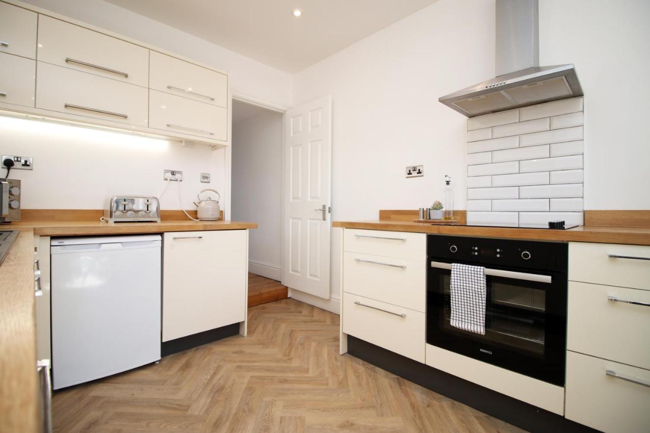 - 3 Bedroom - Free Parking - Walk To Shopping Town Centre And Castle Cardiff