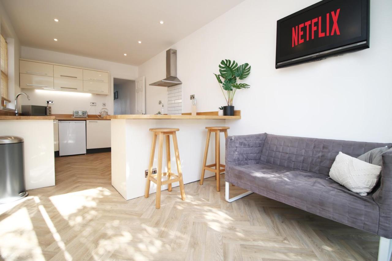 - 3 Bedroom - Free Parking - Walk To Shopping Town Centre And Castle Holiday home