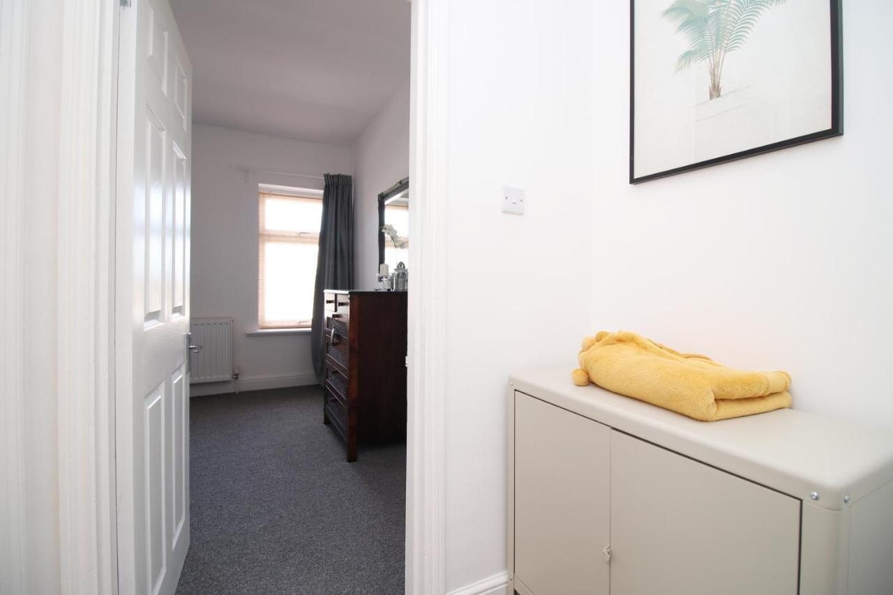 Holiday home - 3 Bedroom - Free Parking - Walk To Shopping Town Centre And Castle Cardiff