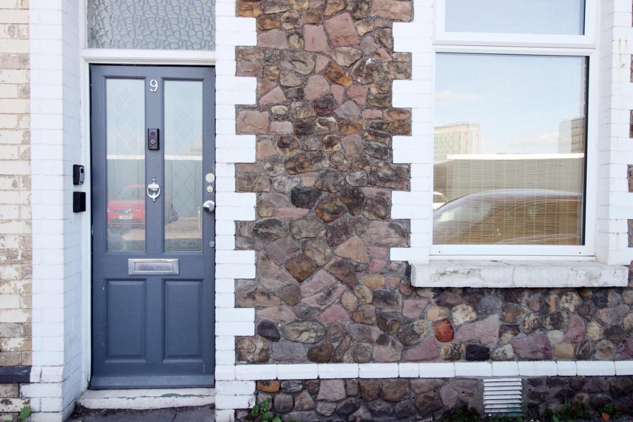 - 3 Bedroom - Free Parking - Walk To Shopping Town Centre And Castle *