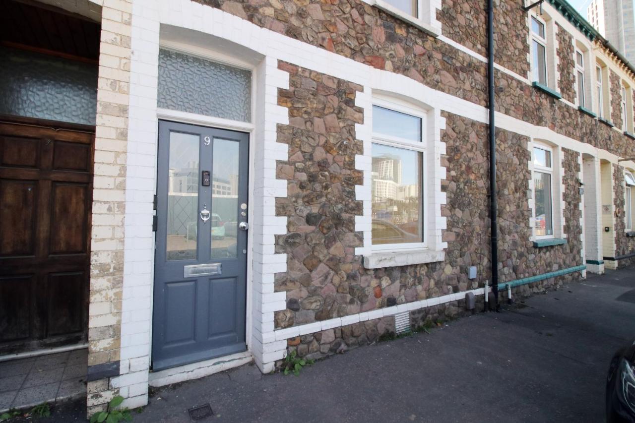 - 3 Bedroom - Free Parking - Walk To Shopping Town Centre And Castle Holiday home Cardiff