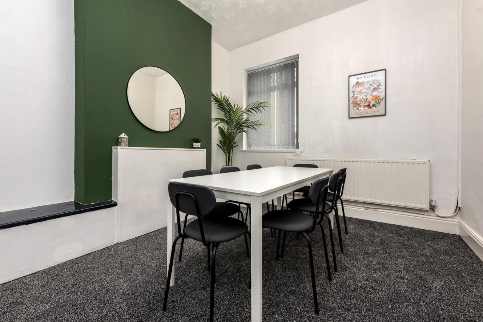 Spacious 4-bedroom | Pool Table Guest house Cardiff