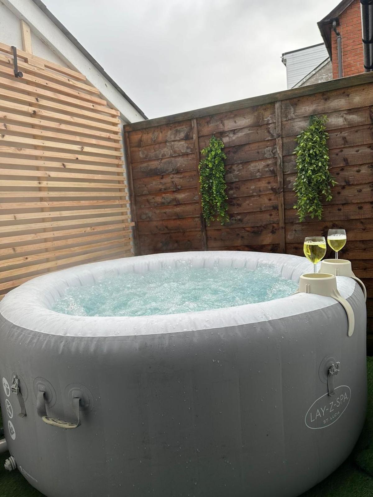 2 Bedroom Flat With Hot Tub Apartment *