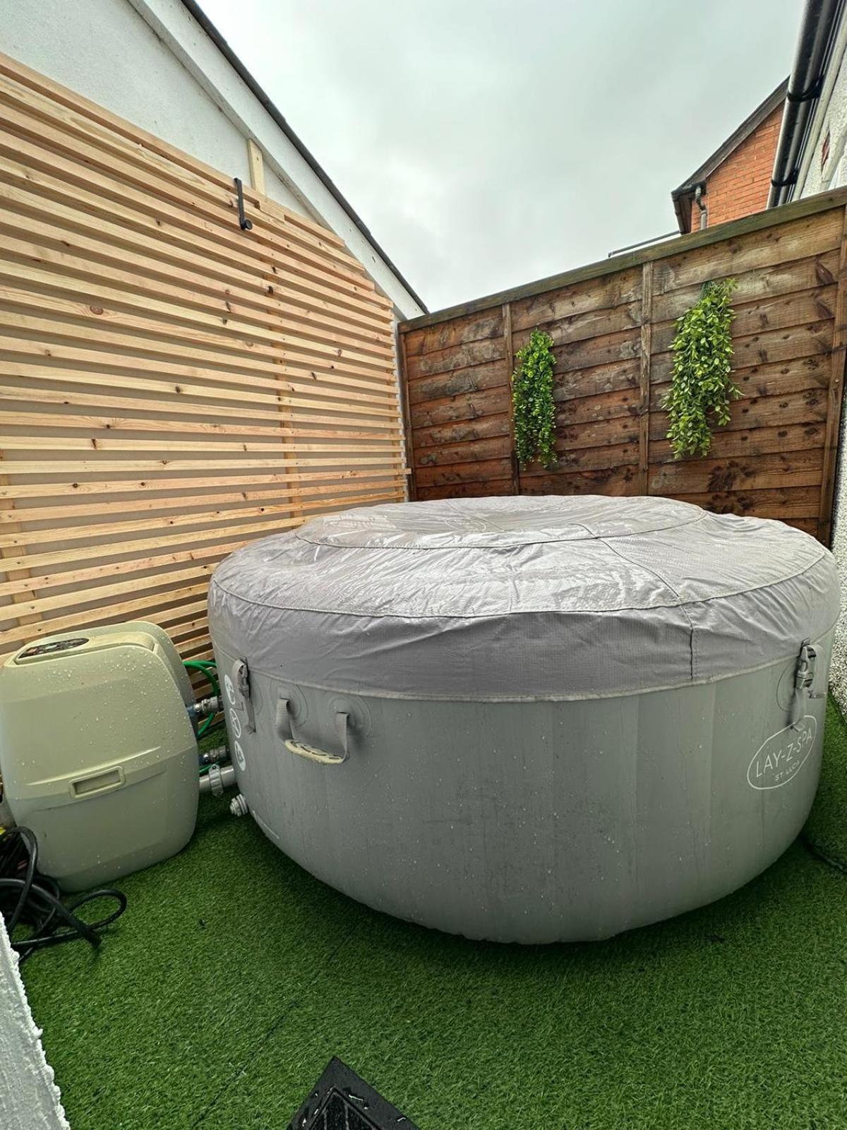 2 Bedroom Flat With Hot Tub Apartment *