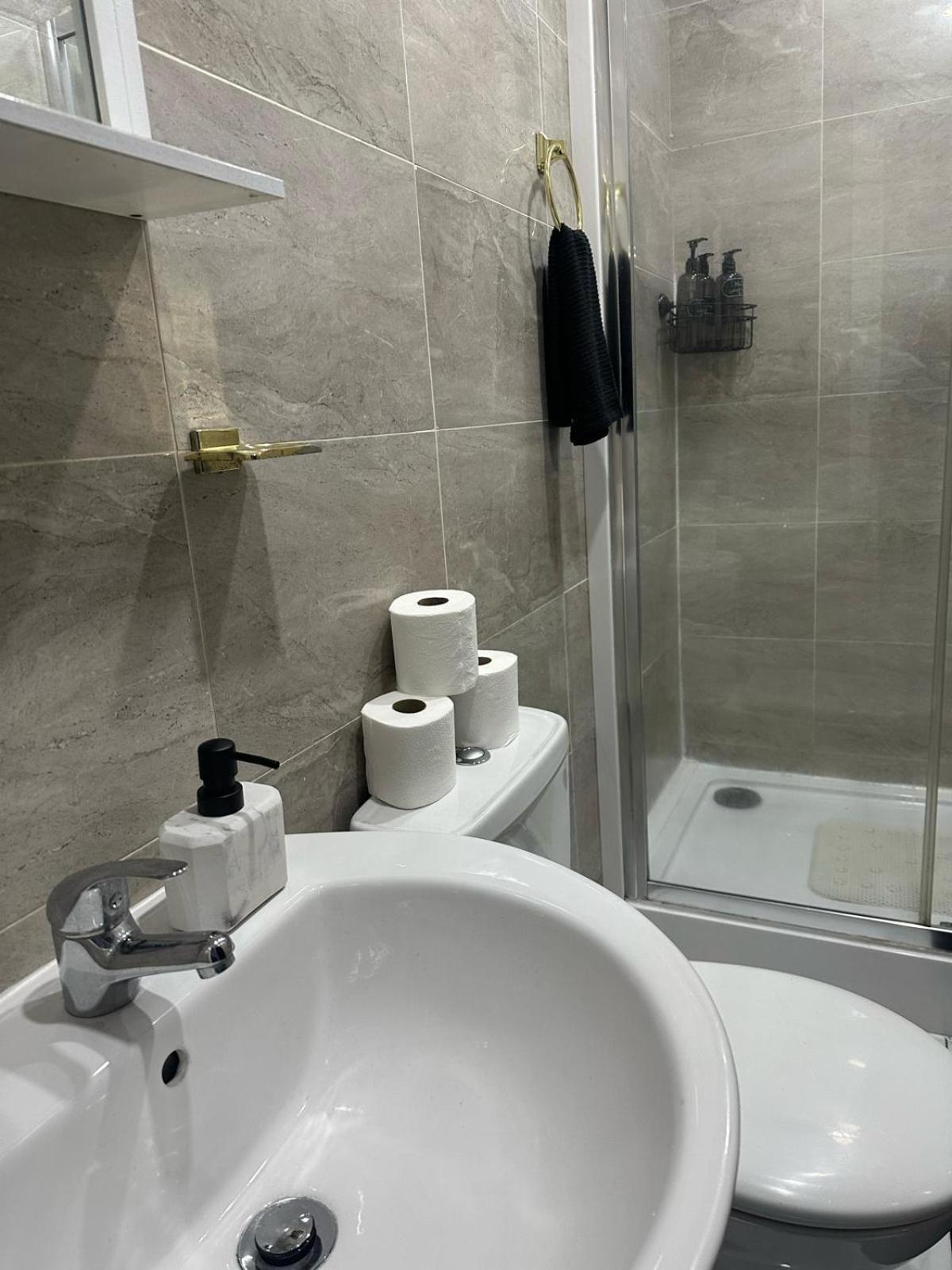 2 Bedroom Flat With Hot Tub * Cardiff