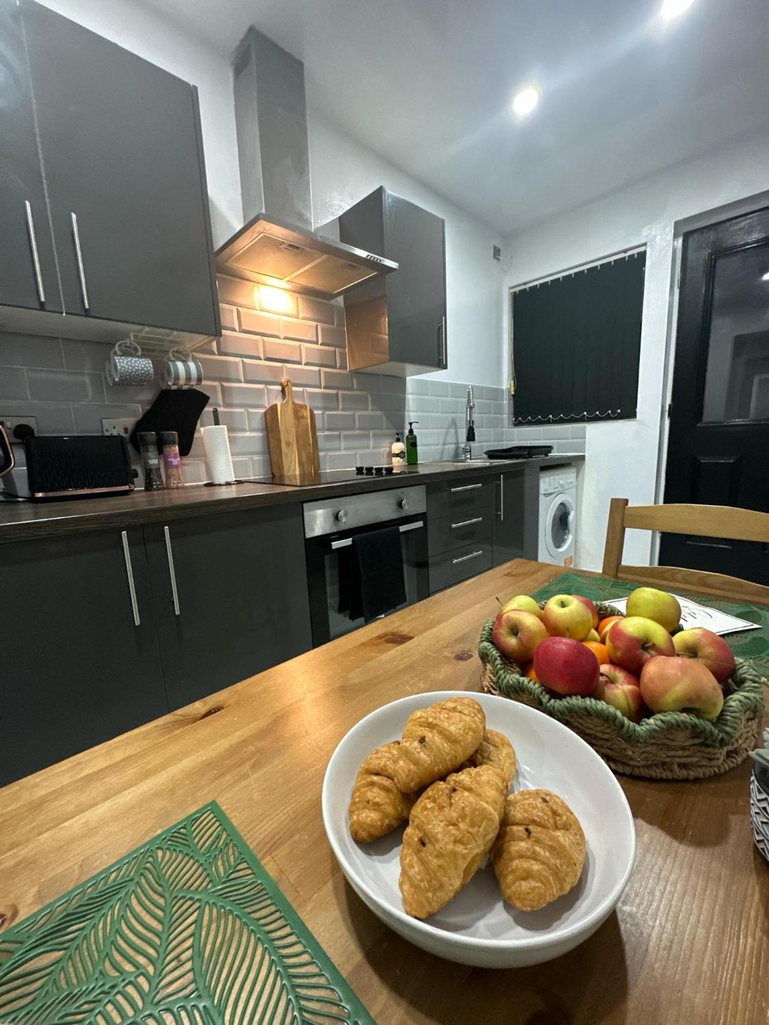 2 Bedroom Flat With Hot Tub * Cardiff