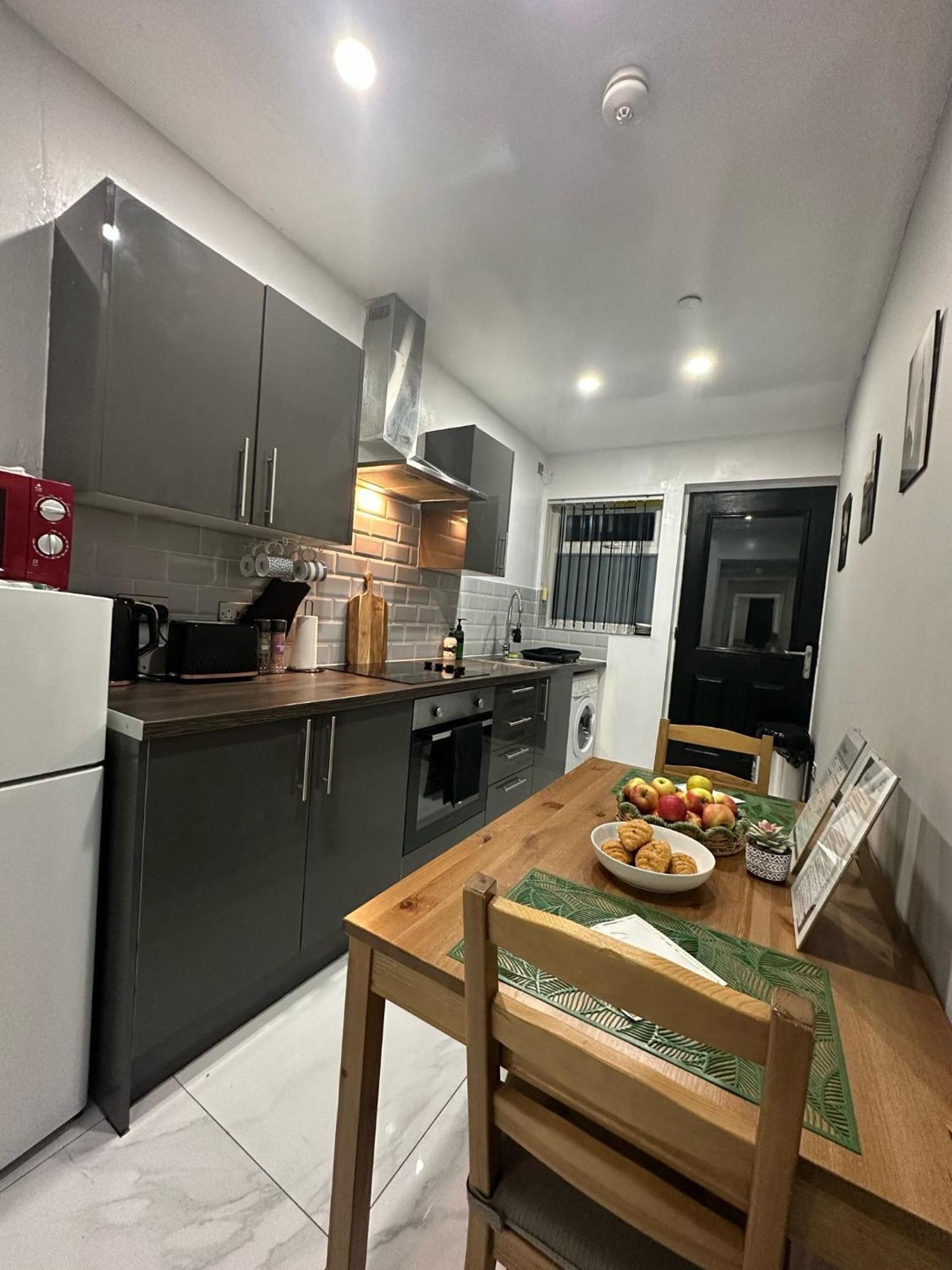 Apartment 2 Bedroom Flat With Hot Tub *