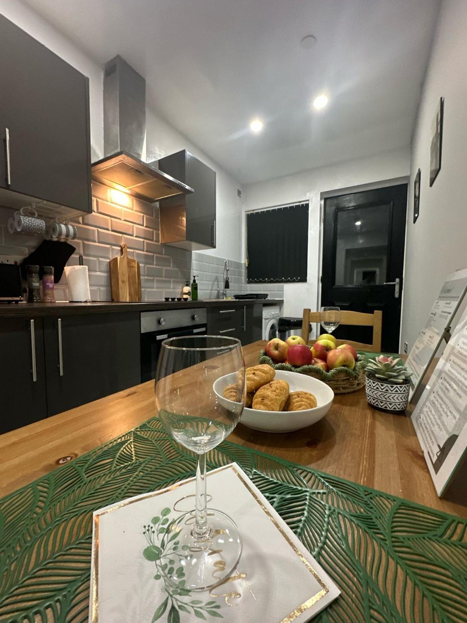 2 Bedroom Flat With Hot Tub * Cardiff