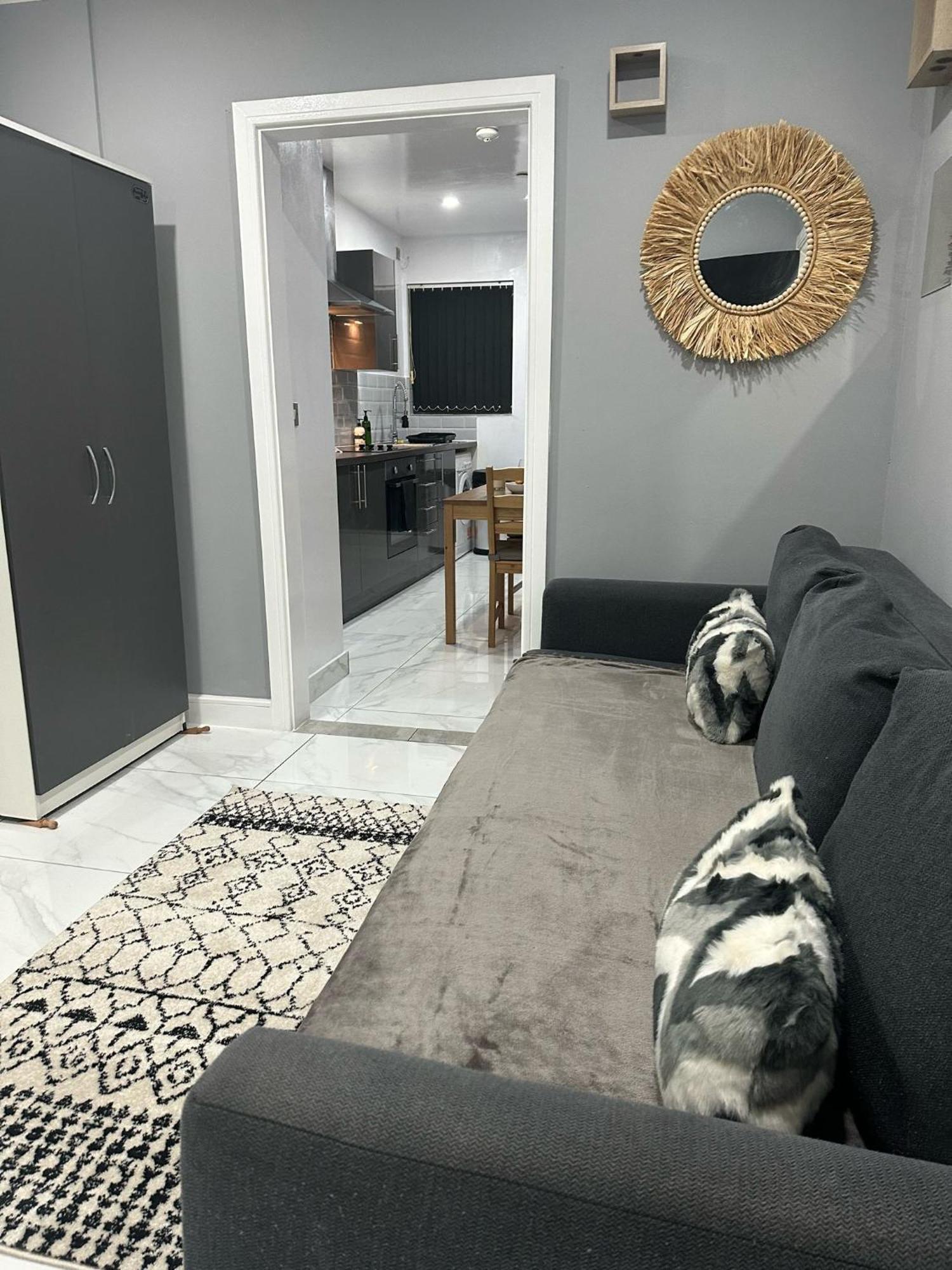 2 Bedroom Flat With Hot Tub *