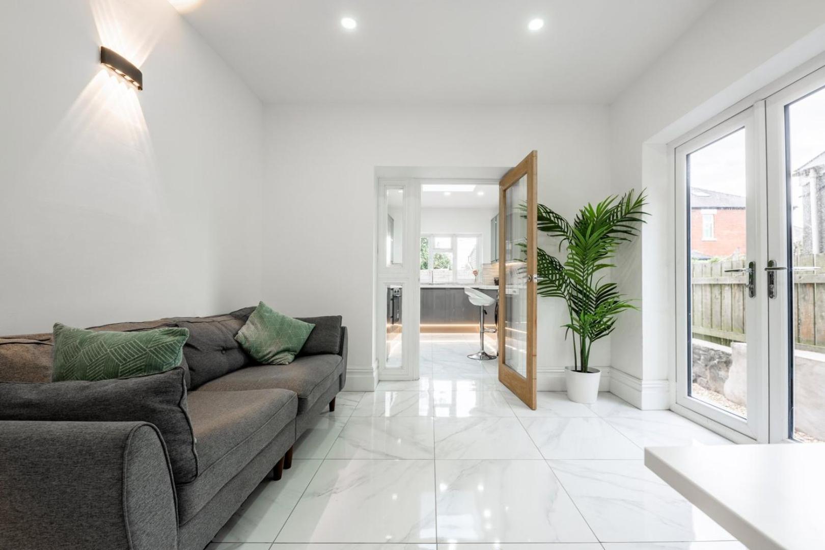 Smart Tv | Wifi | Free Parking Guest house Cardiff