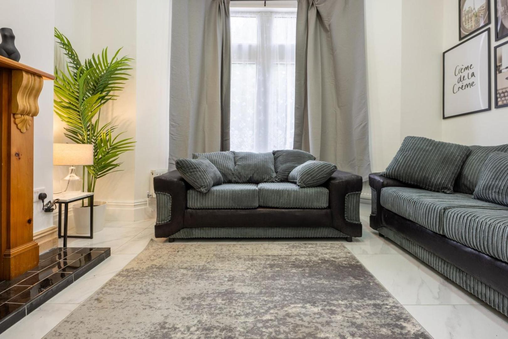 Smart Tv | Wifi | Free Parking Guest house *