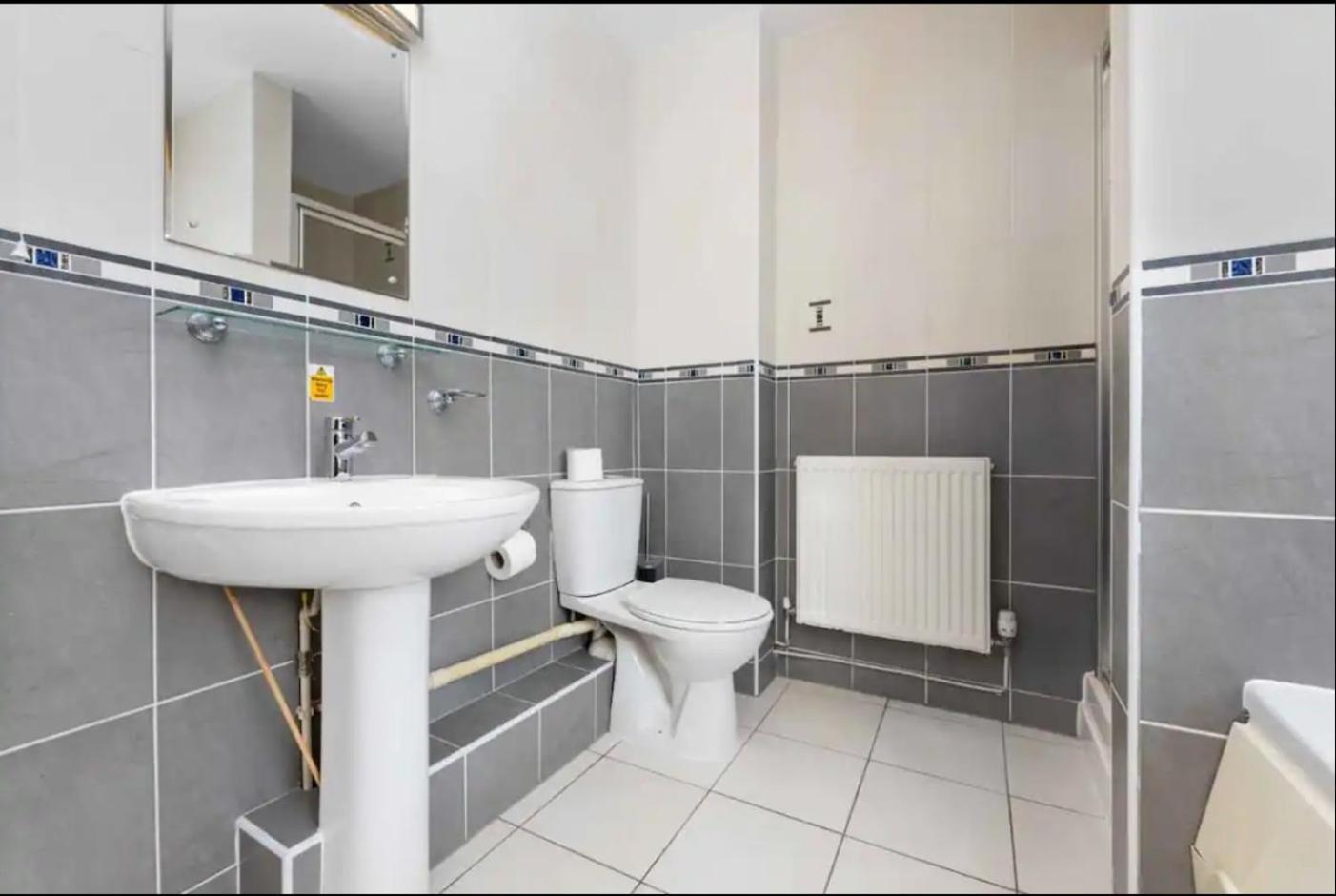 Ensuite In Centre *