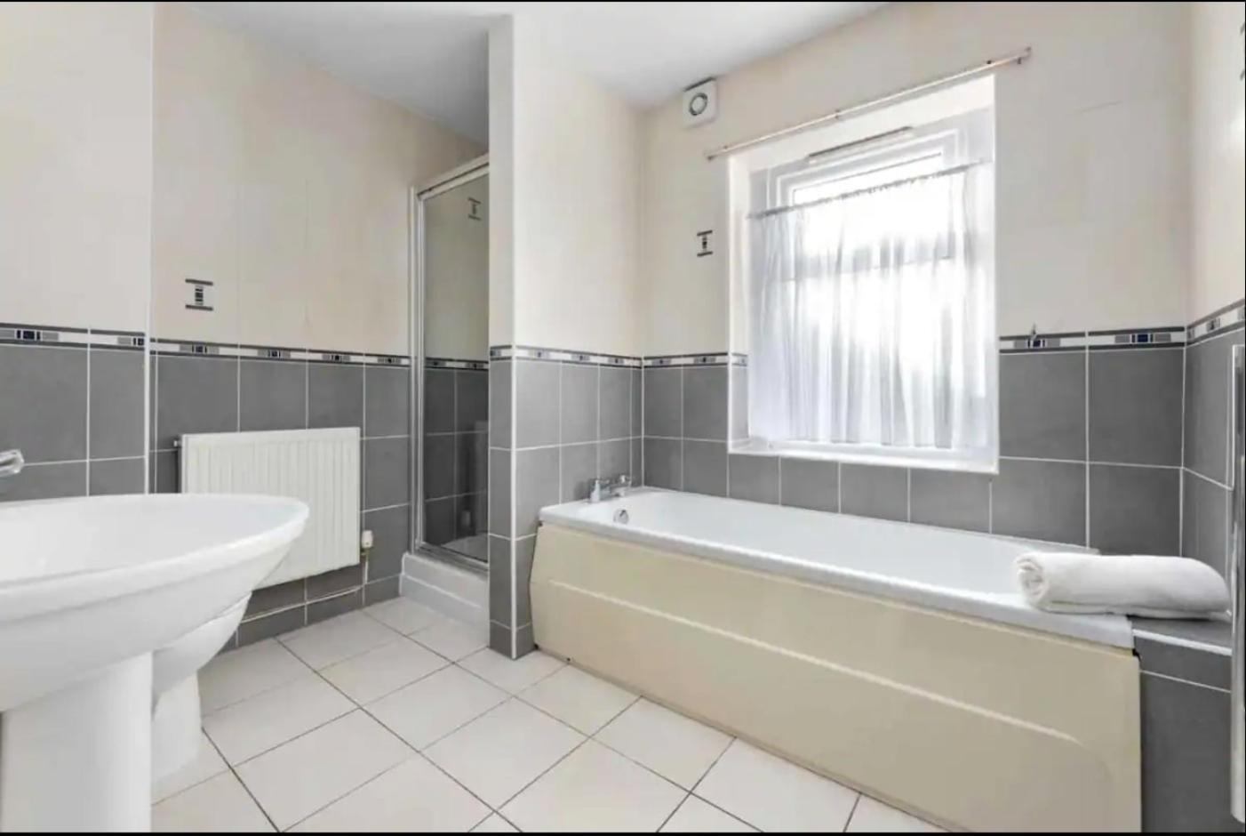 Ensuite In Centre *