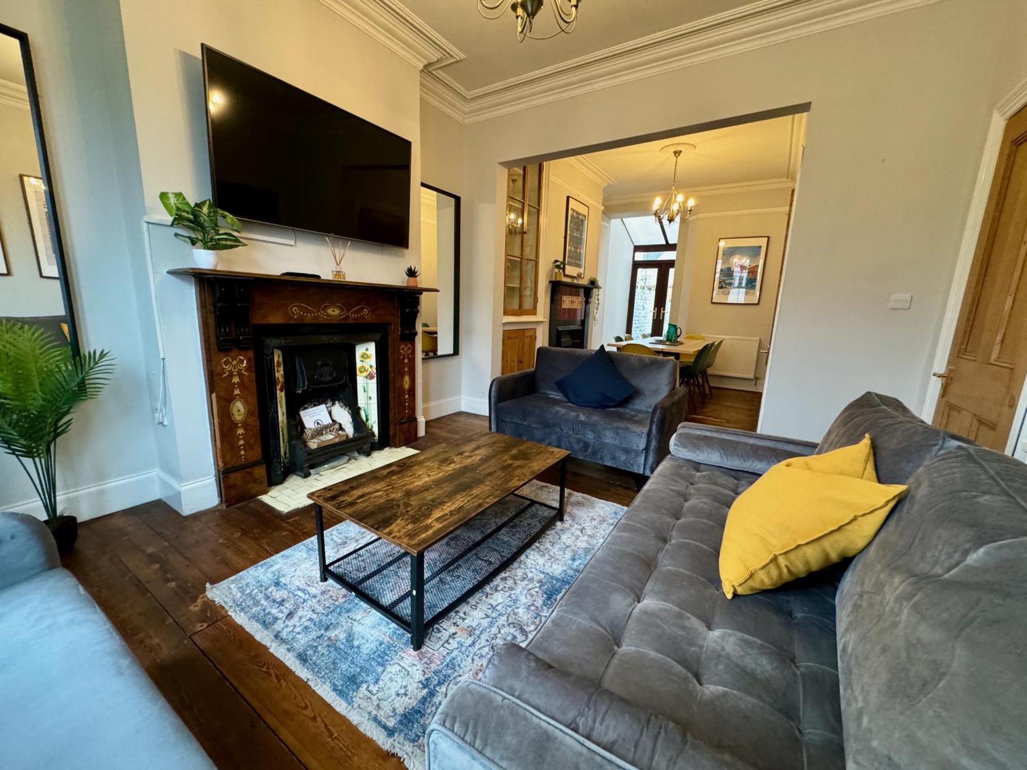 Large Citycentre Townhouse & Hot Tub, Pool Table And Offroad Parking * Cardiff