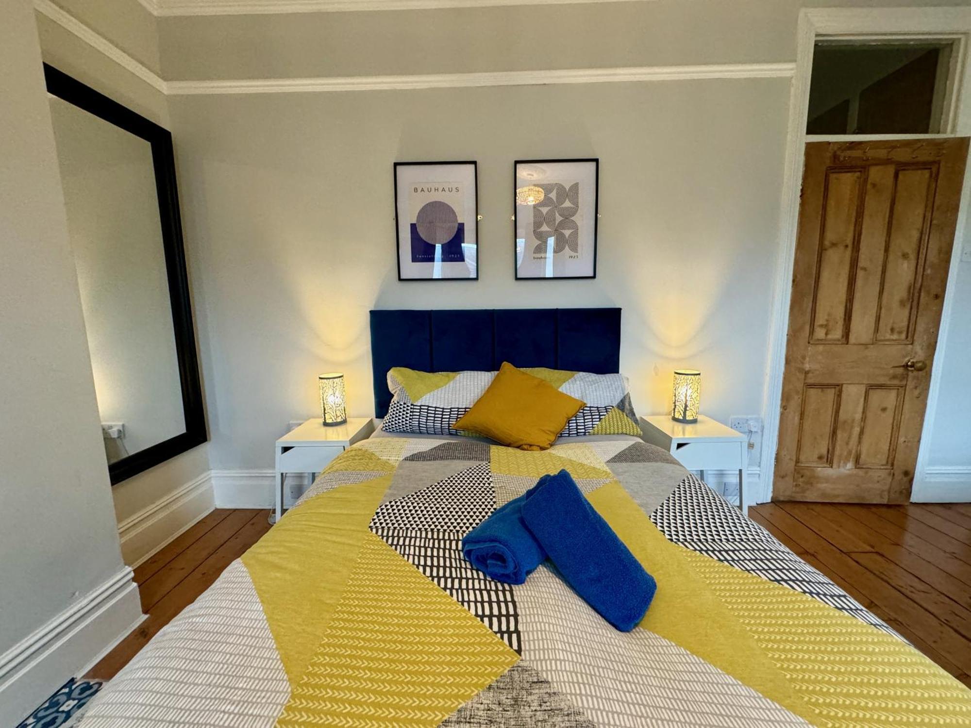 Large Citycentre Townhouse & Hot Tub, Pool Table And Offroad Parking Holiday home Cardiff