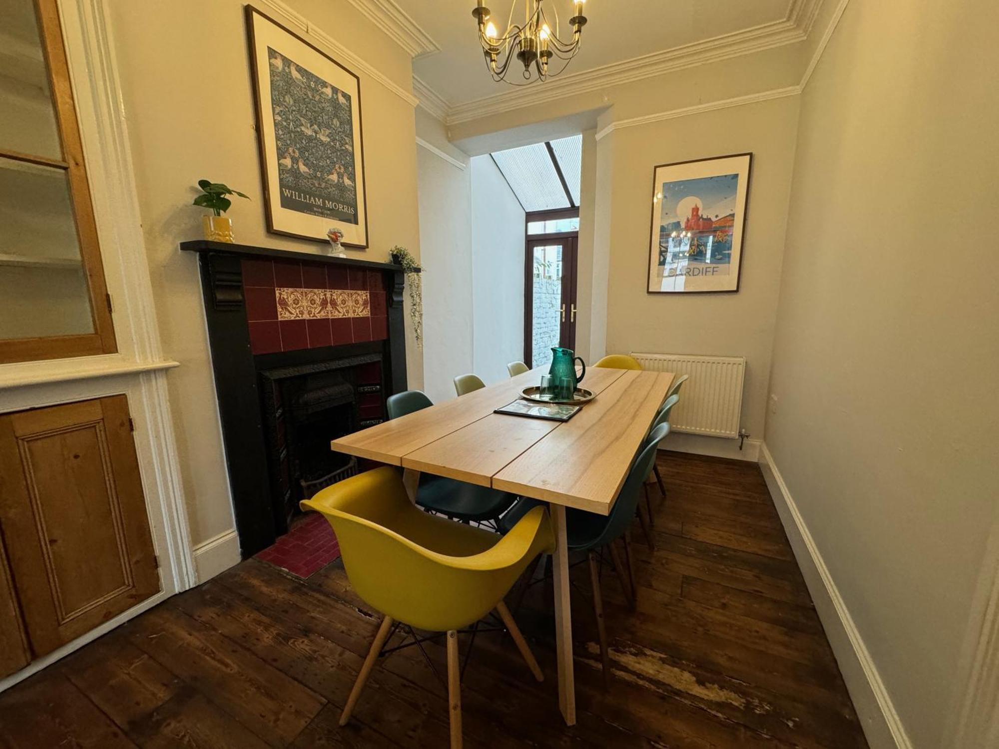 Large Citycentre Townhouse & Hot Tub, Pool Table And Offroad Parking