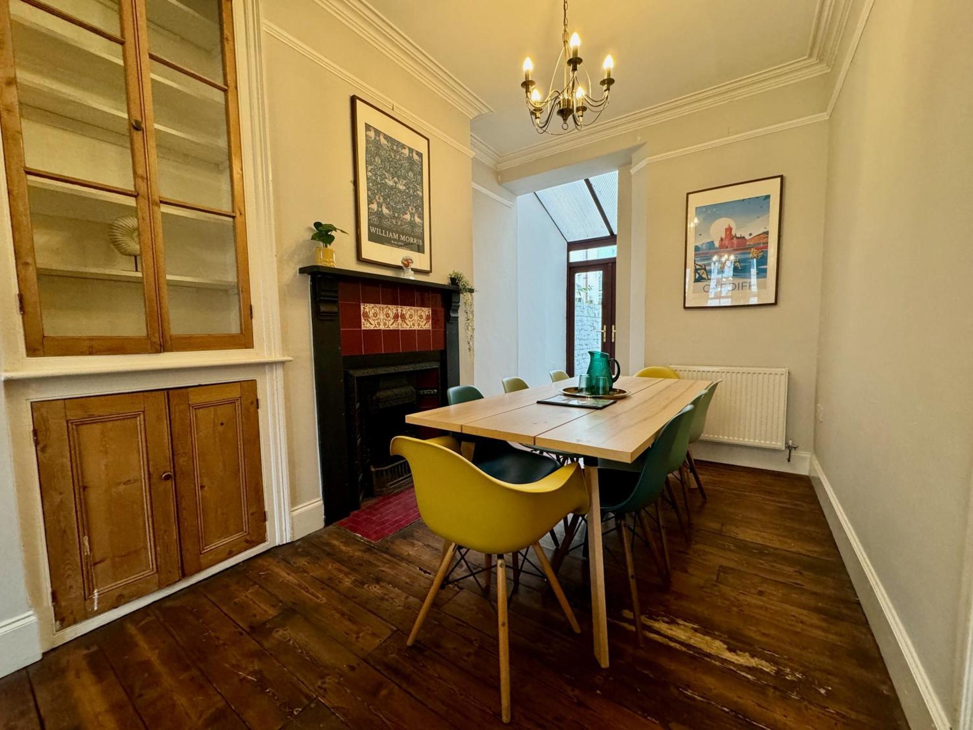 Large Citycentre Townhouse & Hot Tub, Pool Table And Offroad Parking Cardiff