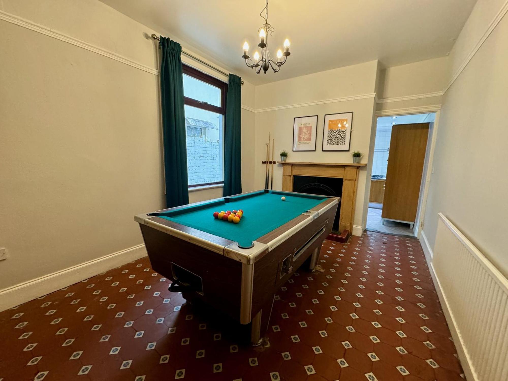 Large Citycentre Townhouse & Hot Tub, Pool Table And Offroad Parking