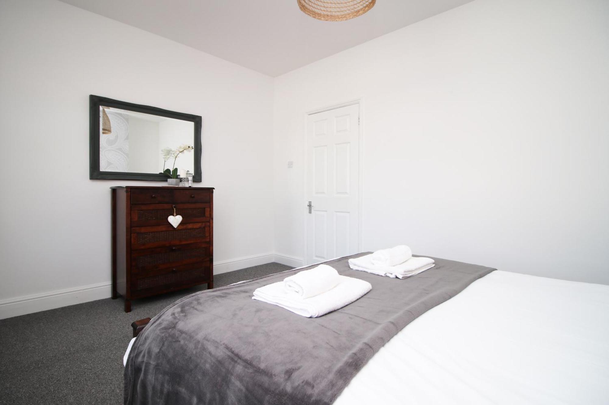 - 3 Bedroom - Free Parking - Walk To Shopping Town Centre And Castle Holiday home Cardiff