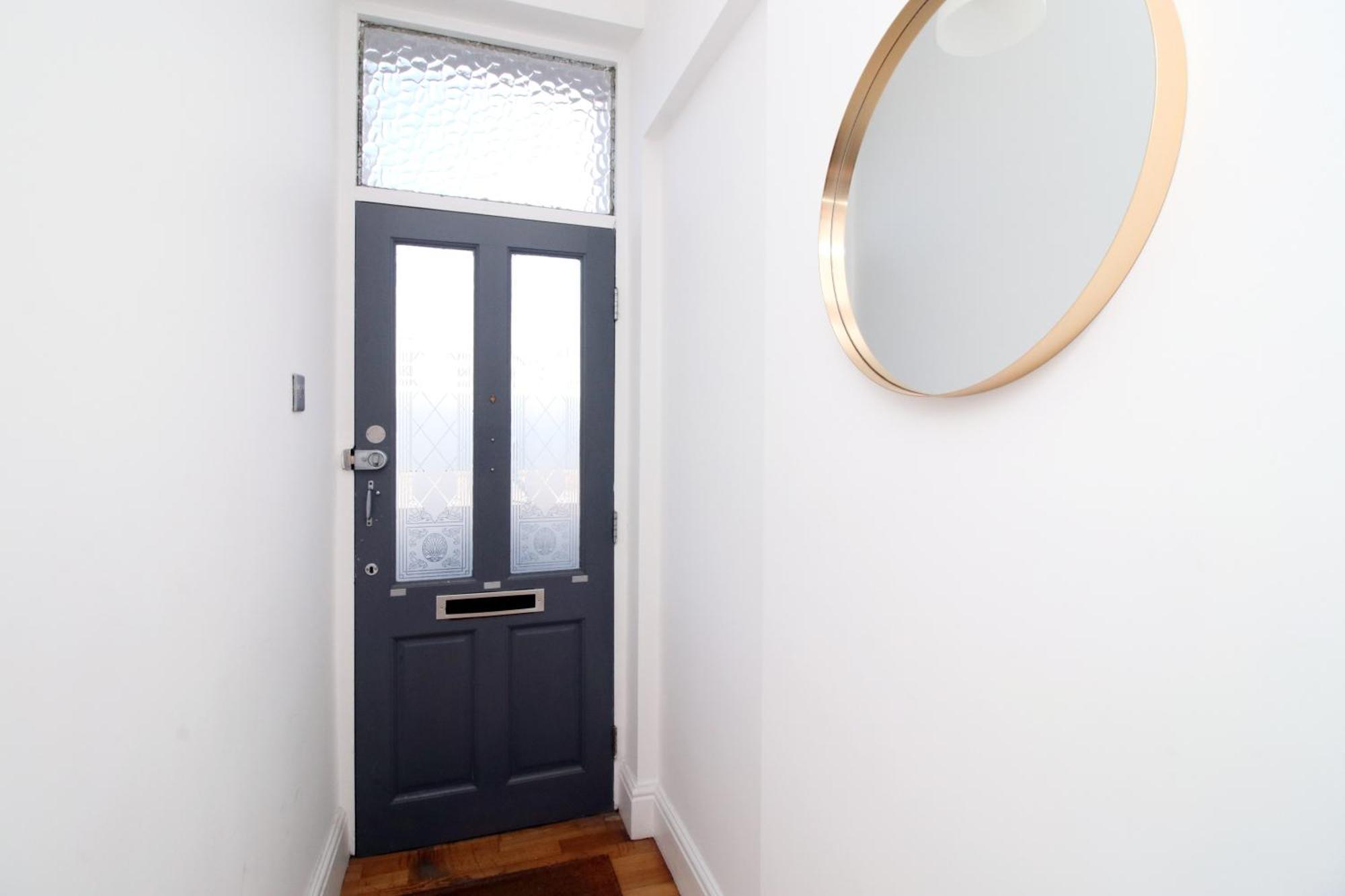 - 3 Bedroom - Free Parking - Walk To Shopping Town Centre And Castle Holiday home Cardiff