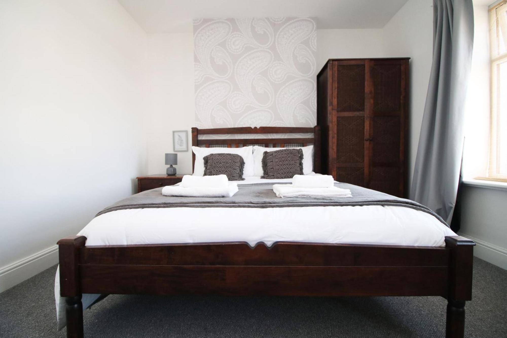 - 3 Bedroom - Free Parking - Walk To Shopping Town Centre And Castle Cardiff