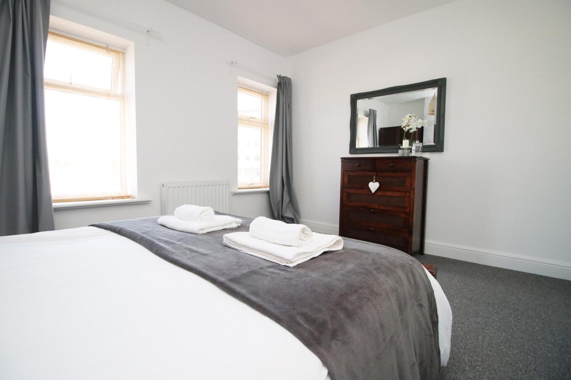 Holiday home - 3 Bedroom - Free Parking - Walk To Shopping Town Centre And Castle *