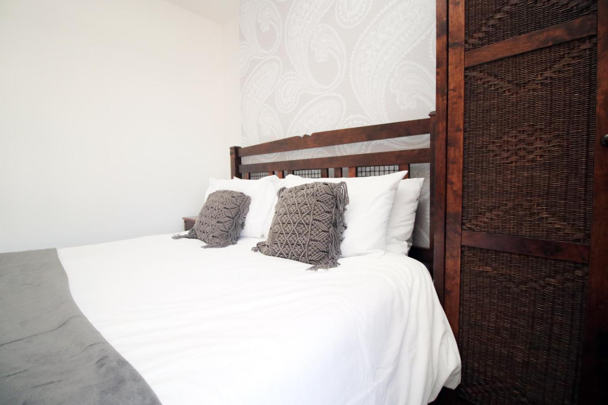 - 3 Bedroom - Free Parking - Walk To Shopping Town Centre And Castle Holiday home *