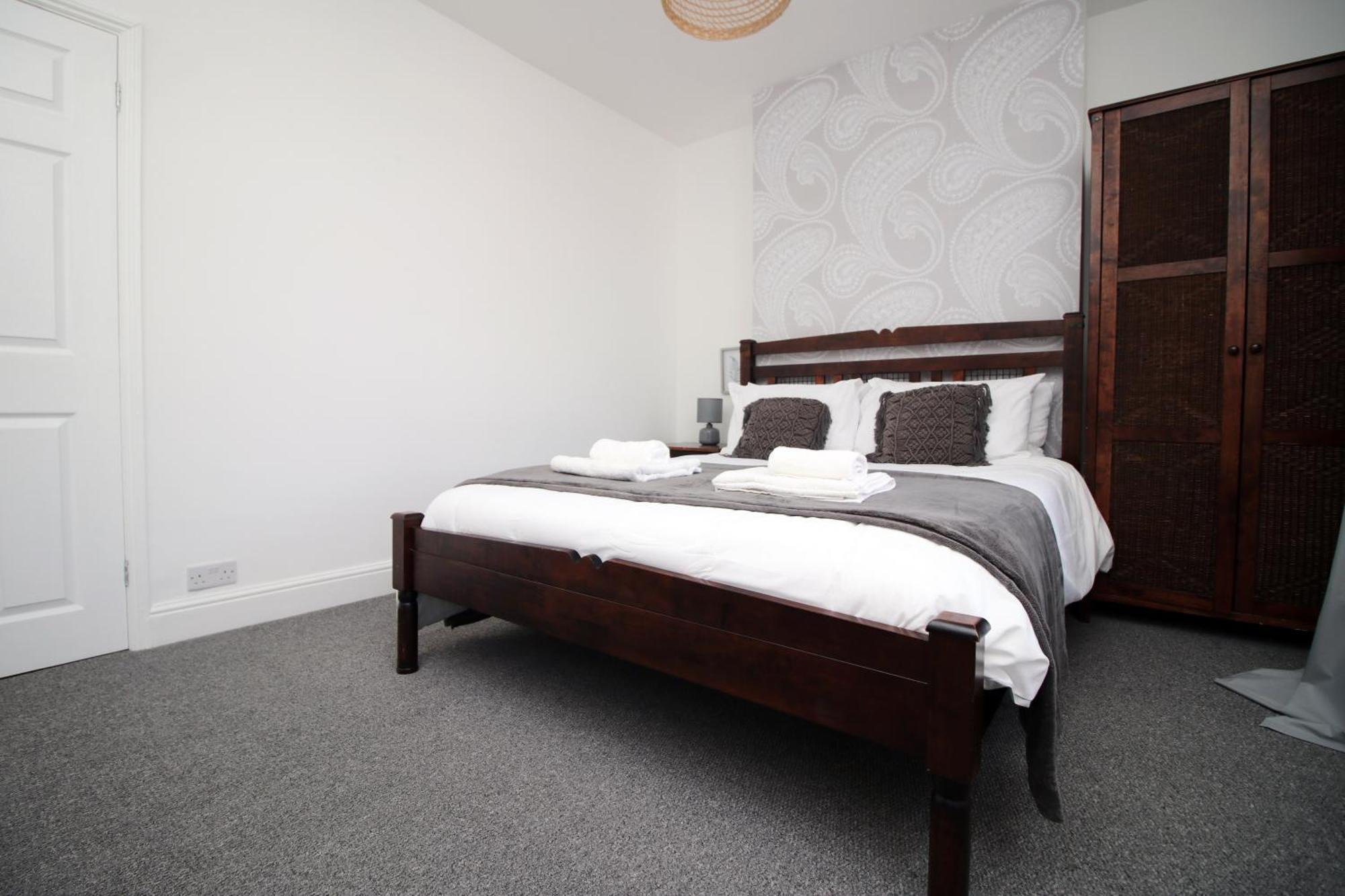 - 3 Bedroom - Free Parking - Walk To Shopping Town Centre And Castle * Cardiff
